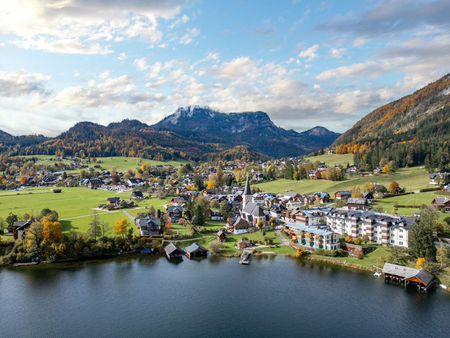 Stadt an einem Fluss mit einer Berglandschaft im Hintergrund