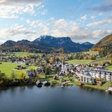 Stadt an einem Fluss mit einer Berglandschaft im Hintergrund
