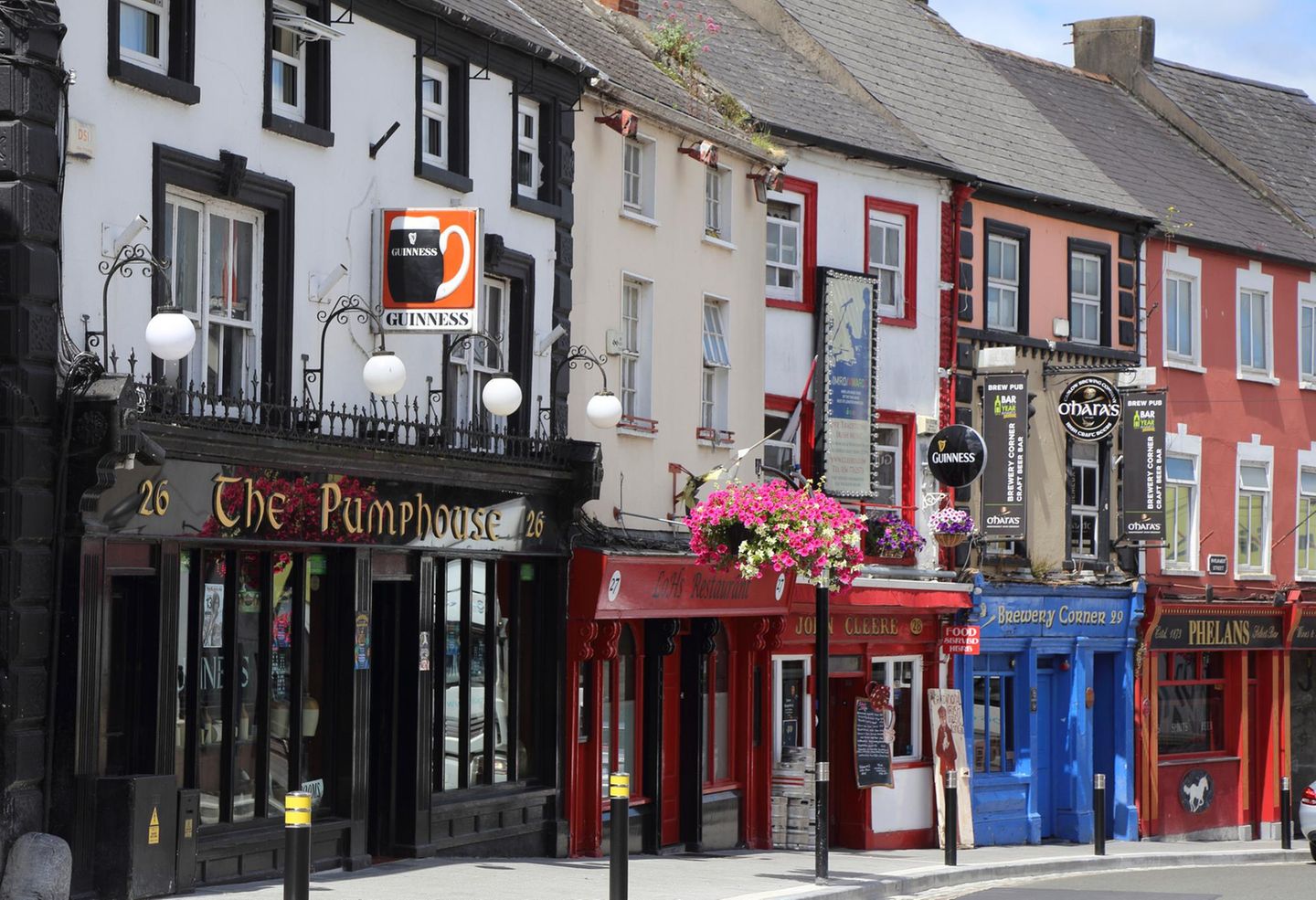 Bunte Bars entlang einer Straße