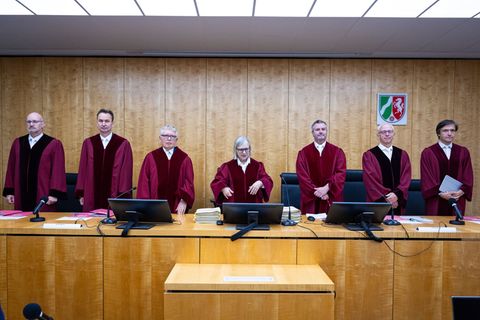 Der Verfassungsgerichtshof des Landes Nordrhein-Westfalen mit Präsidentin Barbara Dauner-Lieb (Mitte) hat ein Urteil im Streit u