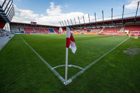 Fußball-Drittligist Jahn Regensburg hat einen neuen Sportdirektor. (Archivfoto) Foto: Armin Weigel/dpa