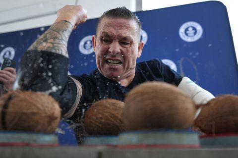 Gaude knackte seinen eigenen Rekord von 83 Kokosnüssen. Foto: Marcus Brandt/dpa