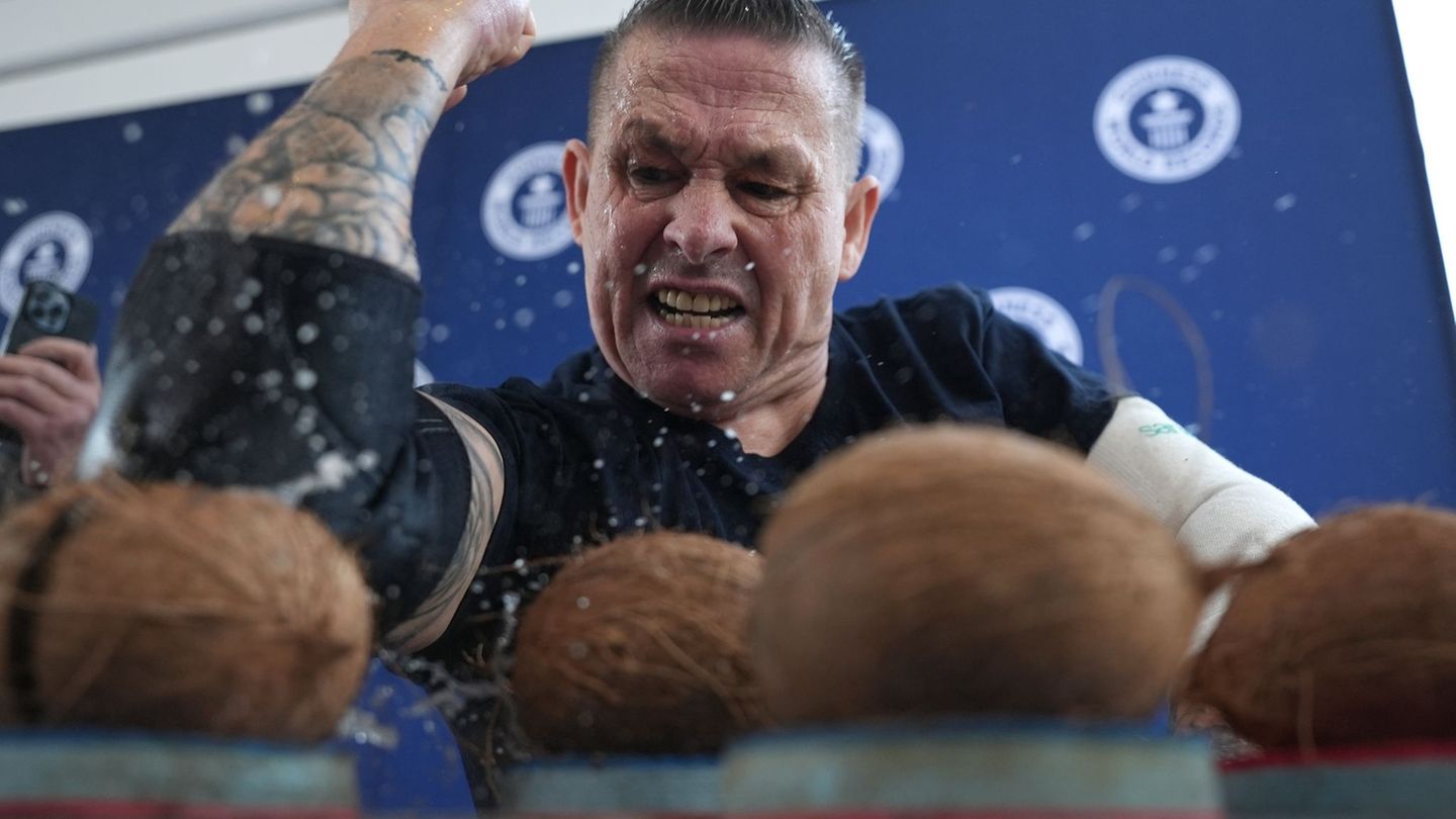 Nemški "lovci na rekorde" poskušali razbijati kokosove orehe in loviti jajca s palčkami za doseganje Guinnessove knjige rekordov