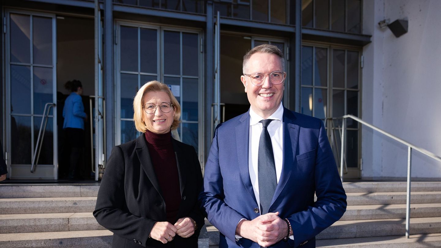 Rehlinger (l) und Schweitzer fordern eine schnelle Entlastung hochverschuldeter Kommunen in ihren Bundesländern. Foto: Laszlo Pi