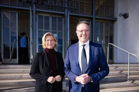 Rehlinger (l) und Schweitzer fordern eine schnelle Entlastung hochverschuldeter Kommunen in ihren Bundesländern. Foto: Laszlo Pi