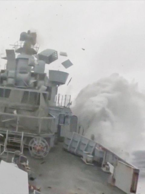 Norwegen: Kameras filmen auf Schiff, als Torpedo einschlägt