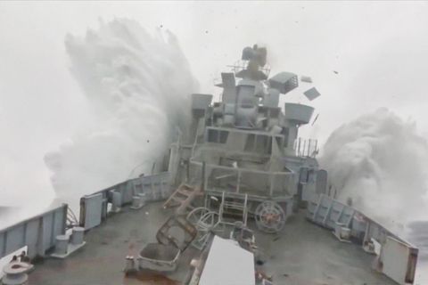 Norwegen: Kameras filmen auf Schiff, als Torpedo einschlägt