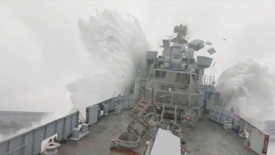 Norwegen: Kameras filmen auf Schiff, als Torpedo einschlägt