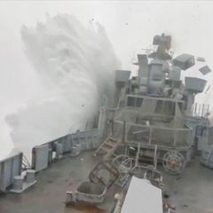 Norwegen: Kameras filmen auf Schiff, als Torpedo einschlägt