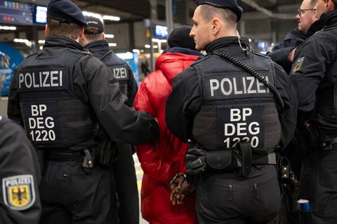 In Bayern konnten an den Bahnhöfen auch zwei Haftbefehle vollstreckt werden. (Archivbild) Foto: Peter Kneffel/dpa