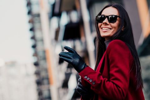Sowohl Handschuhe als auch eine Sonnenbrille können im Spätherbst gefragt sein.