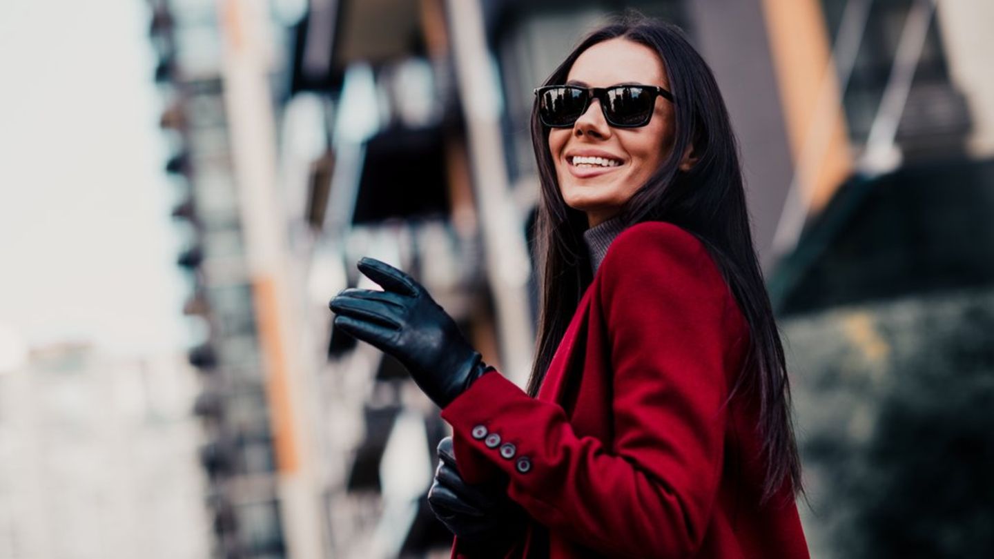 Sowohl Handschuhe als auch eine Sonnenbrille können im Spätherbst gefragt sein.