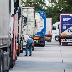 Wegen fehlender Lkw-Stellplätze parken viele Lastwagen auf verbotenen Flächen. (Archivbild) Foto: Andreas Arnold/dpa