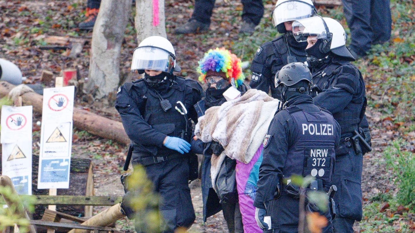 Die Polizei räumt ein letztes von Aktivisten besetztes Areal am Braunkohletagebau Hambach. Foto: Henning Kaiser/dpa