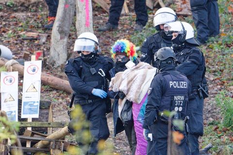 Die Polizei räumt ein letztes von Aktivisten besetztes Areal am Braunkohletagebau Hambach. Foto: Henning Kaiser/dpa
