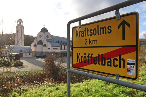 Das Baby war den Angaben zufolge vor einem Kloster in Waldsolms gefunden worden. Foto: Christian Lademann/dpa