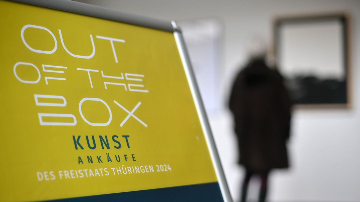 Bis zum 11. Januar sind die Werke von 46 Kunstschaffenden im Landtag zu sehen. Foto: Martin Schutt/dpa