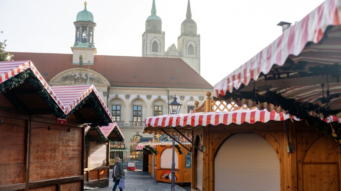Buden auf Weinachtsmarkt in Magdeburg