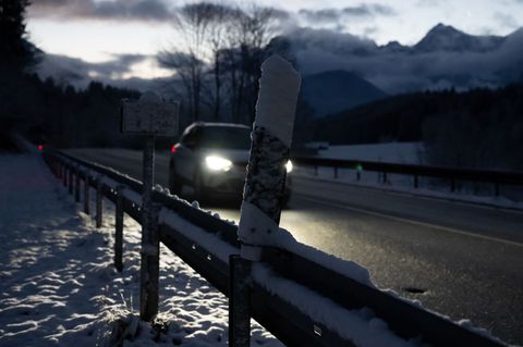 Schnee und Glätte beeinträchtigten auch die Autofahrer im Freistaat. Foto: Sven Hoppe/dpa
