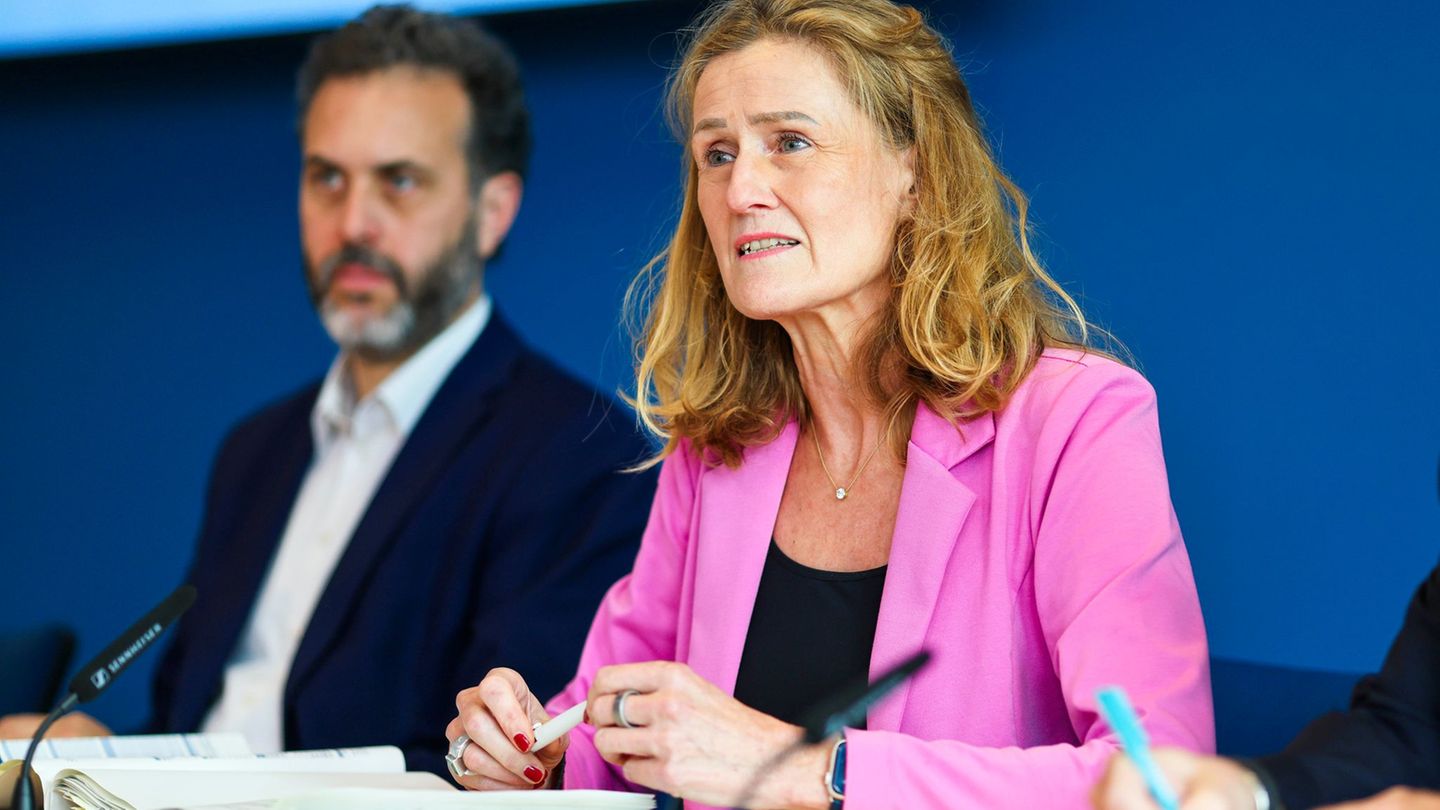 Finanzministerin Silke Schneider (Grüne) legt eine Nachschiebeliste für den Haushalt 2026 vor. (Archivbild) Foto: Frank Molter/d