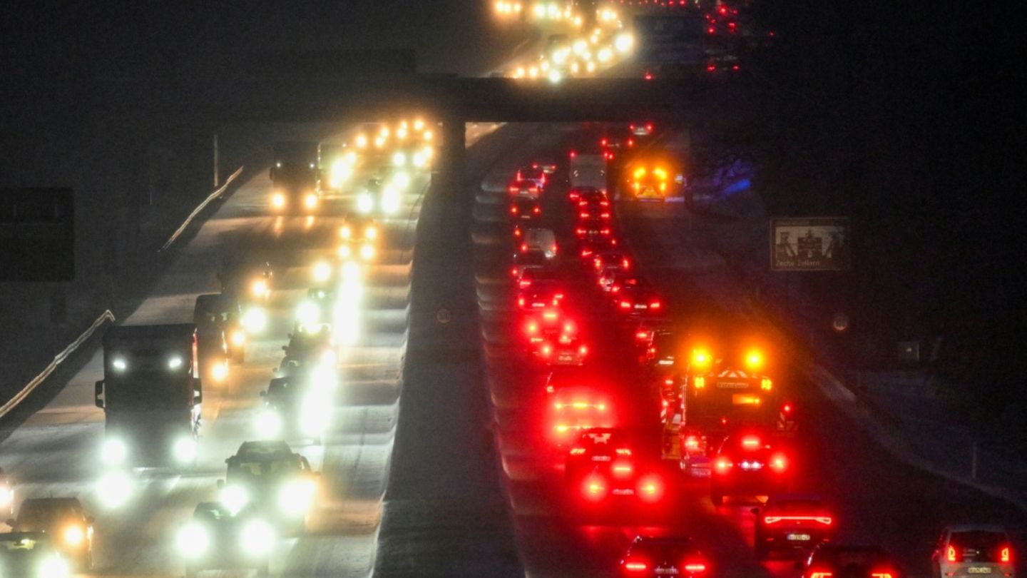 Stau im Winter auf einer Autobahn