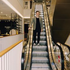 Kaufhaus-Betreiber Greiner auf Rolltreppe