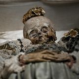 Paris, Frankreich. Das Museum des Menschen hat für die kalten und dunklen Tage eine schaurige Ausstellung vorbereitet – Mumien. Menschliche Leichen, die nicht restlos verwest sind, sondern sich in Teilen erhalten haben. Mumien gab es in vielen Kulturkreisen zu allen Zeiten, nicht nur im alten Ägypten. Im Bild sehen Sie zum Beispiel das Mädchen aus Straßburg aus einer späteren Ära. Manchmal haben sich Leichen durch natürliche Prozesse mumifiziert   