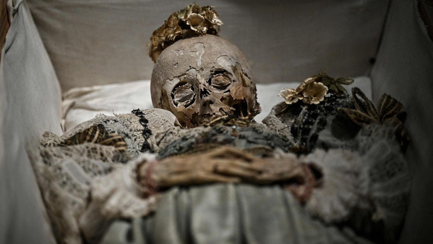 Paris, Frankreich. Das Museum des Menschen hat für die kalten und dunklen Tage eine schaurige Ausstellung vorbereitet – Mumien. Menschliche Leichen, die nicht restlos verwest sind, sondern sich in Teilen erhalten haben. Mumien gab es in vielen Kulturkreisen zu allen Zeiten, nicht nur im alten Ägypten. Im Bild sehen Sie zum Beispiel das Mädchen aus Straßburg aus einer späteren Ära. Manchmal haben sich Leichen durch natürliche Prozesse mumifiziert   