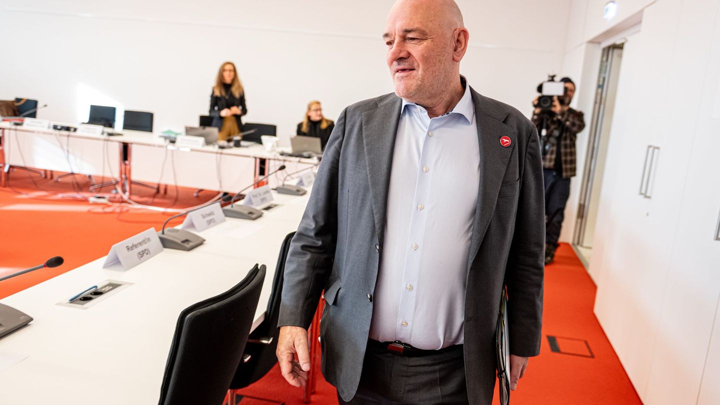 Brandenburgs BSW-Finanzminister Robert Crumbach ist auch Fraktionsmitglied - darüber gibt es Streit (Archivbild). Foto: Fabian S