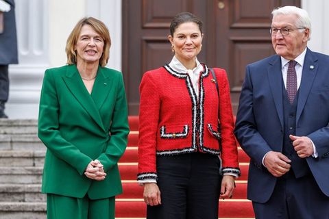 Kronprinzessin Victoria (Mitte) ist in Berlin eingetroffen, hier an der Seite von Frank-Walter Steinmeier und seiner Frau Elke