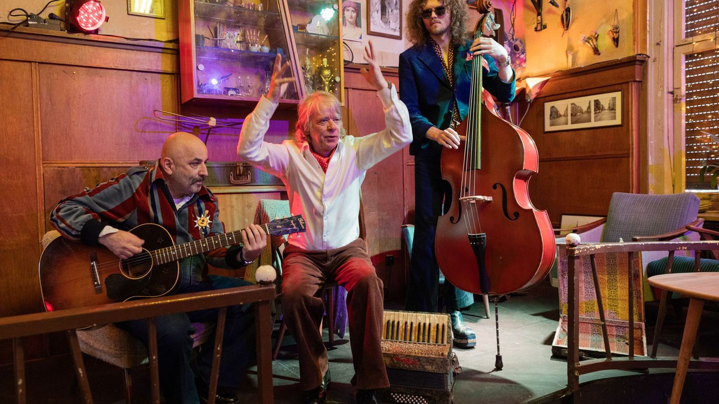 Nur mit Gitarrist und Bassist steht Schneider ab 2026 wieder auf der Bühne. Er selbst wechselt zwischen verschiedenen Instrument