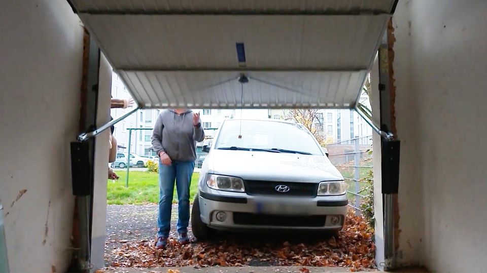 Der 57-Jährige Jürgen H. aus Kassel mit kurz geschorenen braunen Haaren, Oberlippen und Kinnbart und kariertem Hemd.