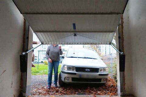 Der 57-Jährige Jürgen H. aus Kassel mit kurz geschorenen braunen Haaren, Oberlippen und Kinnbart und kariertem Hemd.