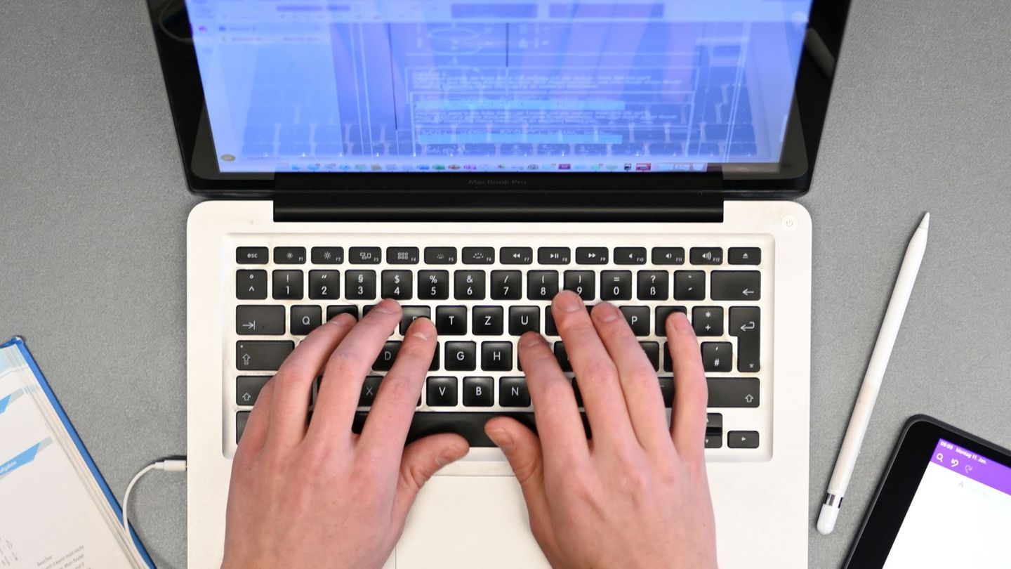 Lehrkräfte an Schulen in Schleswig-Holstein sollen 34.000 neue Laptops bekommen. (Archivfoto) Foto: Felix Kästle/dpa