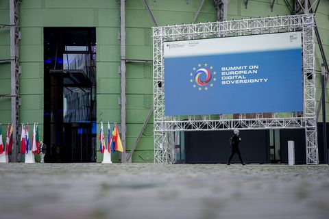 Auf dem deutsch-französischen Digitalgipfel in Berlin sind 18 Vereinbarungen zum Ausbau von KI-Anwendungen vorgestellt worden. F