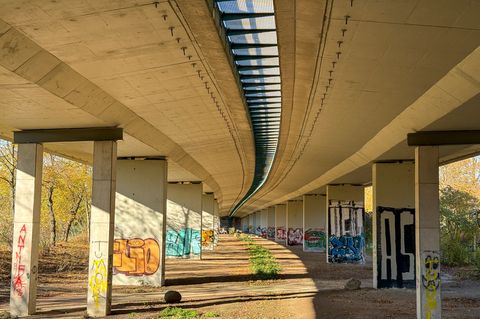 Bei der Agra-Brücke im Süden von Leipzig wurden gravierende Schäden im Spannstahl festgestellt. (Archivbild) Foto: Jan Woitas/dp