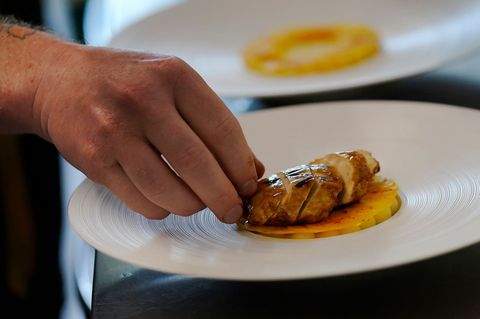 Nach Italien verbietet auch Ungarn Herstellung und Verkauf von Fleisch aus dem Labor. (Archivbild) Foto: Jeff Chiu/AP/dpa