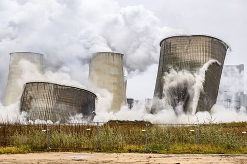 Auf der Fläche, auf der vor einem Jahr Kühltürme des Altkraftwerks gesprengt wurden, soll die „GigaBattery Boxberg 400“ entstehe