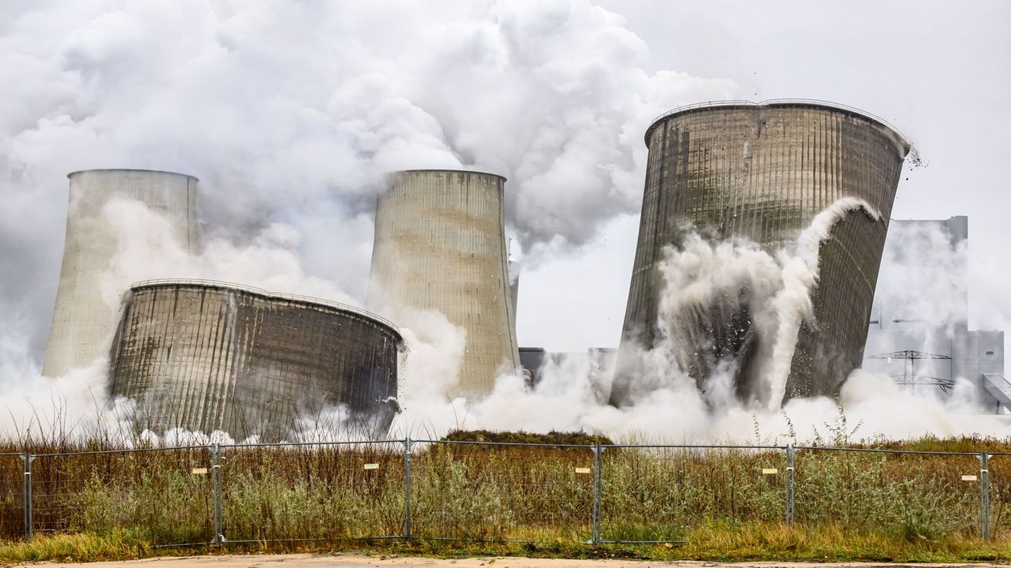 Auf der Fläche, auf der vor einem Jahr Kühltürme des Altkraftwerks gesprengt wurden, soll die „GigaBattery Boxberg 400“ entstehe