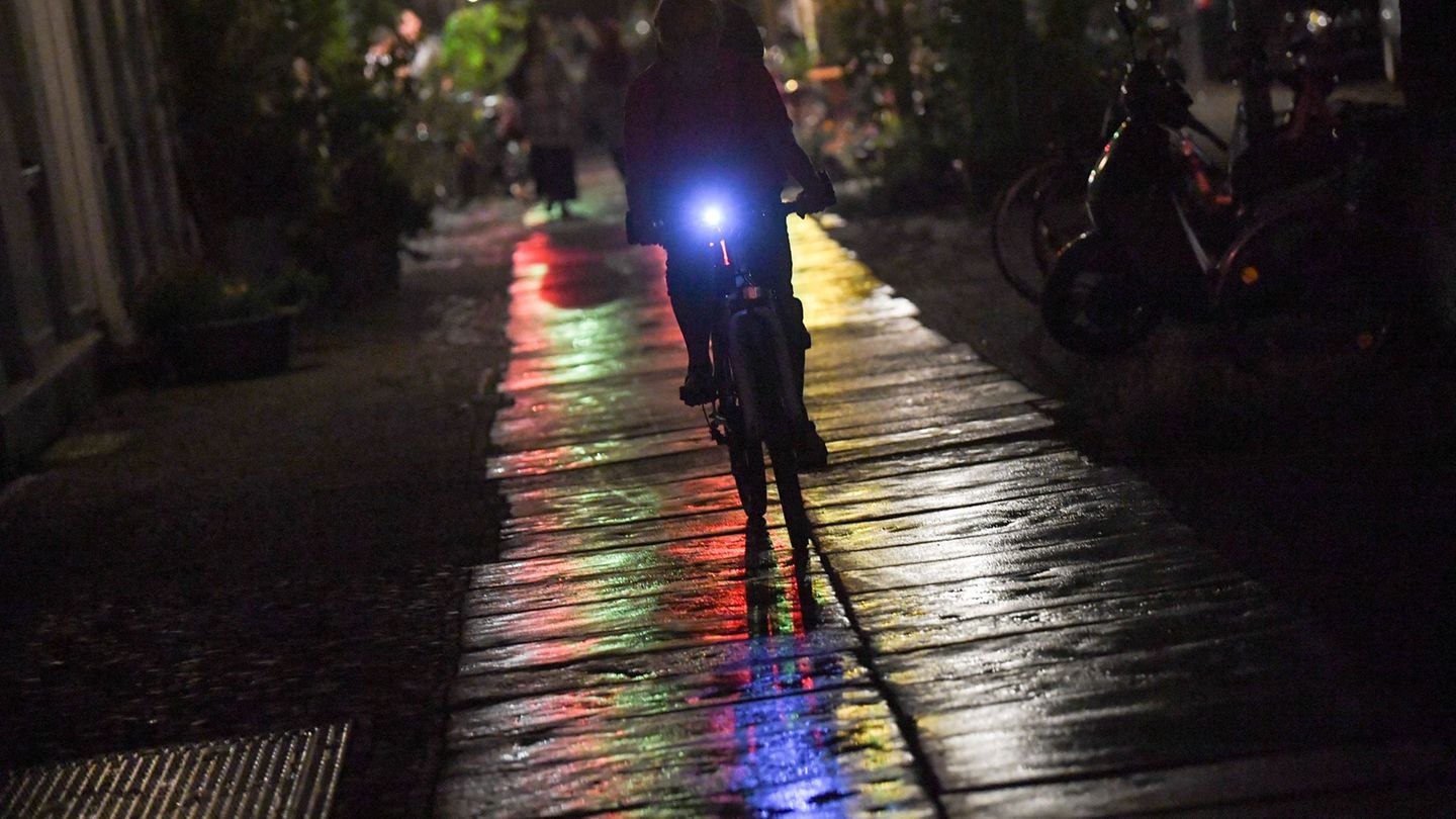 Die Polizei rät Radfahrern zu heller, reflektierender Kleidung. (Symbolbild) Foto: Jens Kalaene/dpa-Zentralbild/ZB