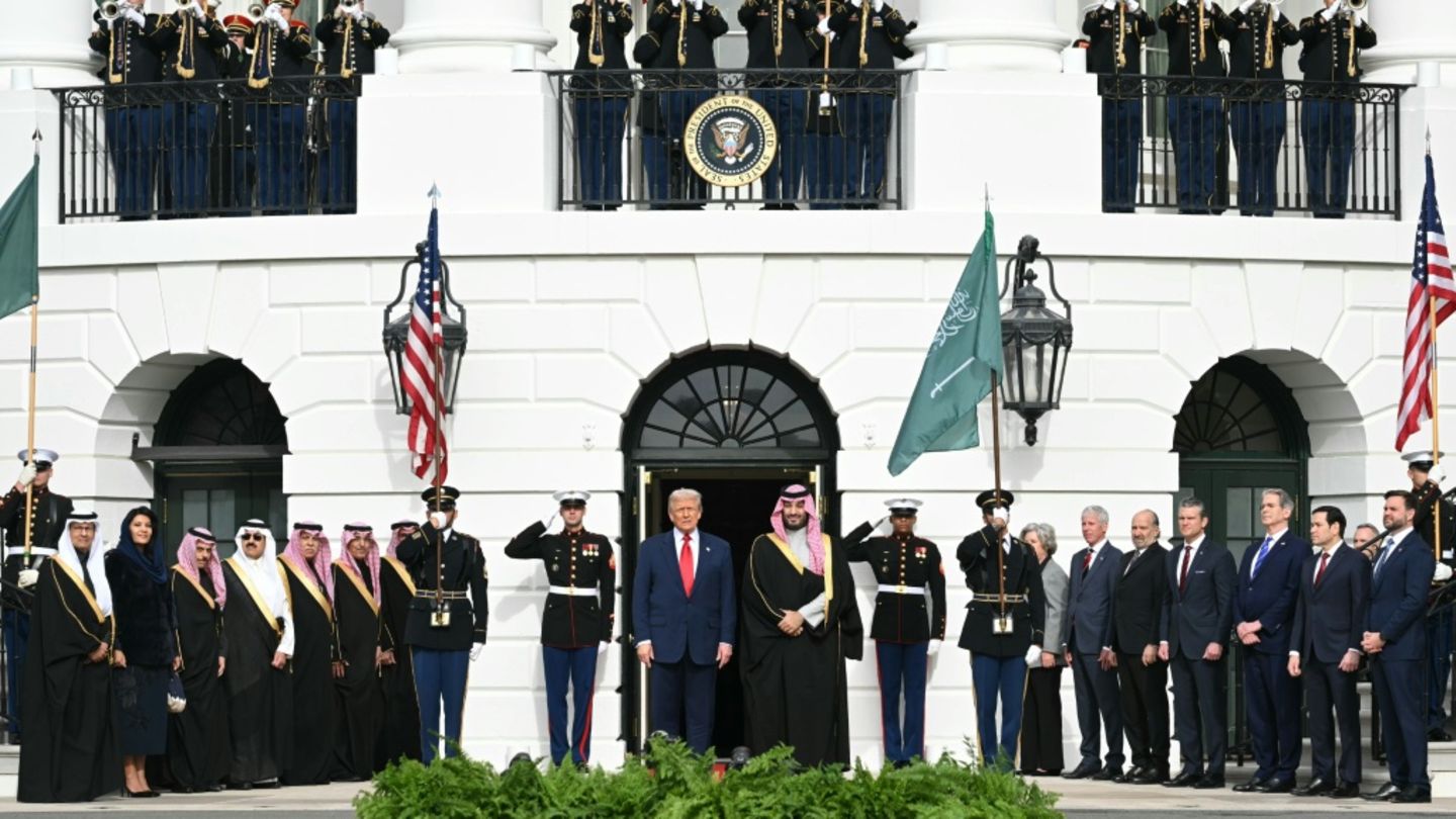 Trump und bin Salman vor dem Weißen Haus