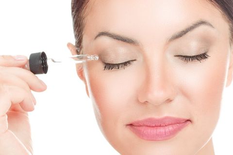 Einige Hausmittel können die Wimpern langfristig stärken.