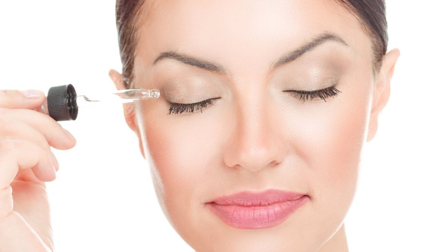 Einige Hausmittel können die Wimpern langfristig stärken.