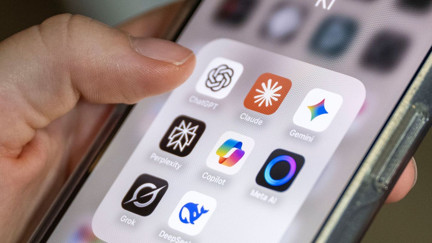 Microsoft vlaga milijarde v Anthropic, tekmeca OpenAI