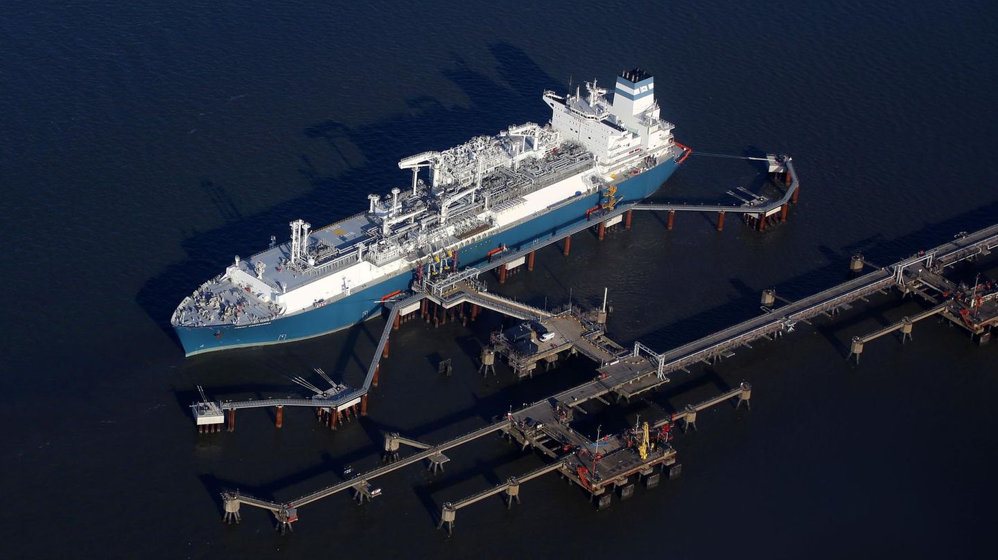 Luftaufnahme des LNG-Speicher- und Verdampfungs-Schiffes "Höegh Esperanza" in Wilhelmshaven, Alternative zu Gasspeichern