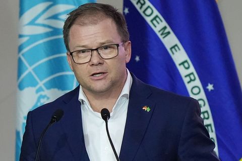Umweltminister Carsten Schneider sagte, es gehe darum, sich von fossilen Energieträgern "zu befreien". Foto: Fernando Llano/AP/d