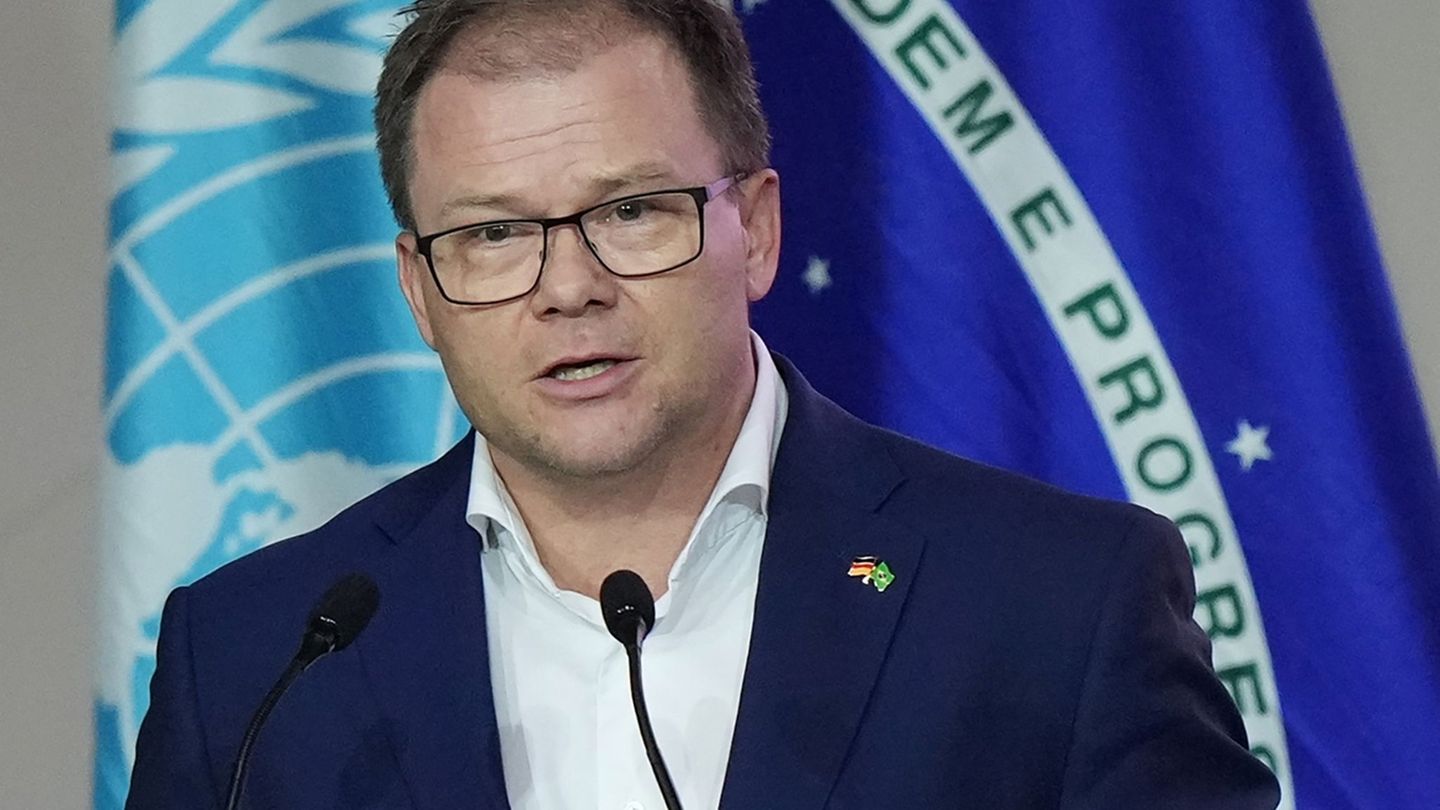 Umweltminister Carsten Schneider sagte, es gehe darum, sich von fossilen Energieträgern "zu befreien". Foto: Fernando Llano/AP/d