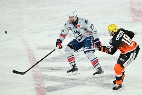 Matthias Plachta (l.) bleibt den Adlern auch über die Saison hinaus erhalten. Foto: Uwe Anspach/dpa