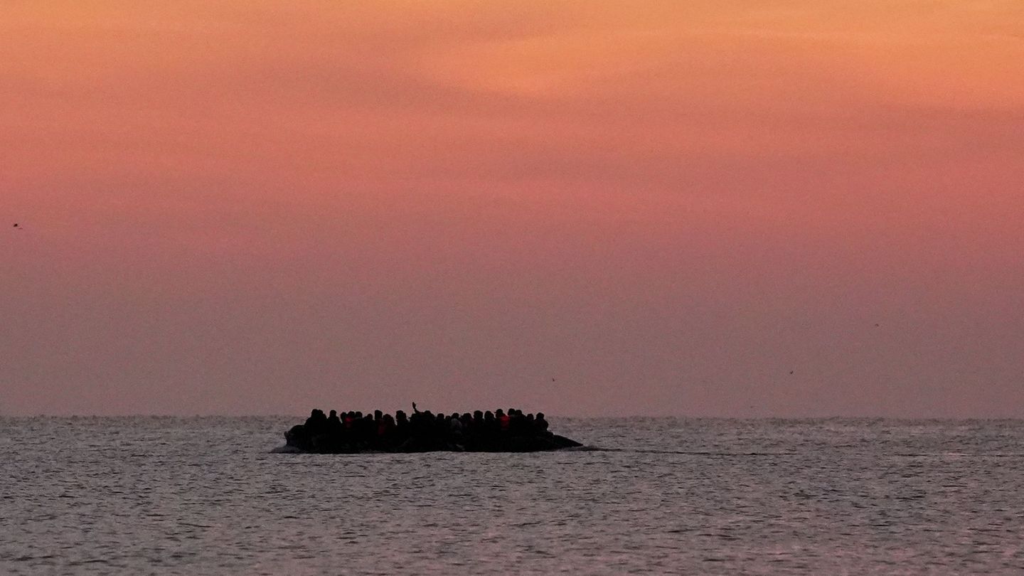 Immer wieder versuchen Menschen, auf kleinen Booten den Ärmelkanal nach Großbritannien zu überqueren. (Archivbild) Foto: Gareth