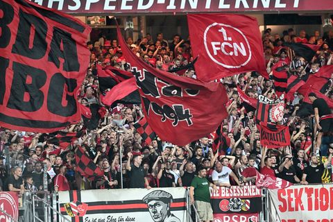 Fans des 1. FC Nürnberg feiern im Max-Morlock-Stadion. (Archivfoto) Foto: Jens Niering/dpa